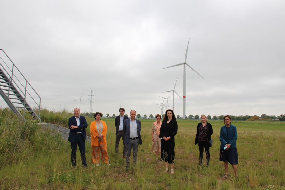 gedeputeerde Kurt Moens, Nicole Maenhout (schepen Maldegem), Pieter Claeys (burgemeester Kaprijke), Luc VandeVelde (burgemeester Eeklo), Claudine Bonamie (schepen Sint-Laureins), gedeputeerde An Vervliet, Isaura Calsyn (schepen Eeklo), gedeputeerde Riet Gillis 