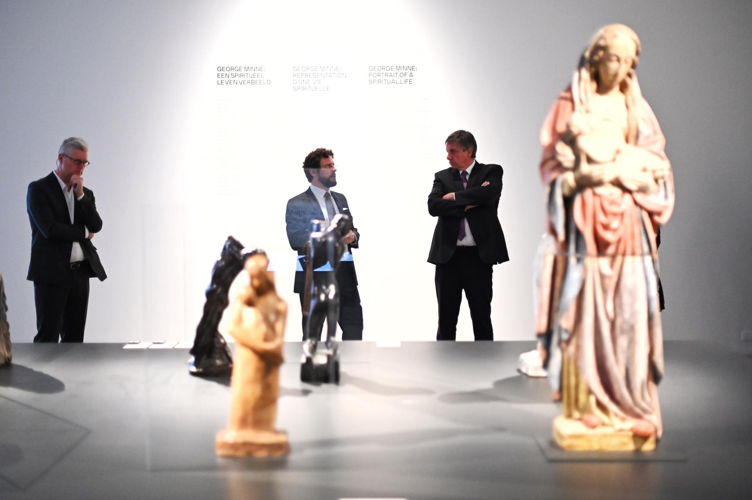 Curator dr Peter Carpreau leidt minister-president Jan Jambon rond in 'Rodin, Meunier & Minne'. Vlnr: Peter Bary, Peter Carpreau, Jan Jambon (c) Jasper Jacobs