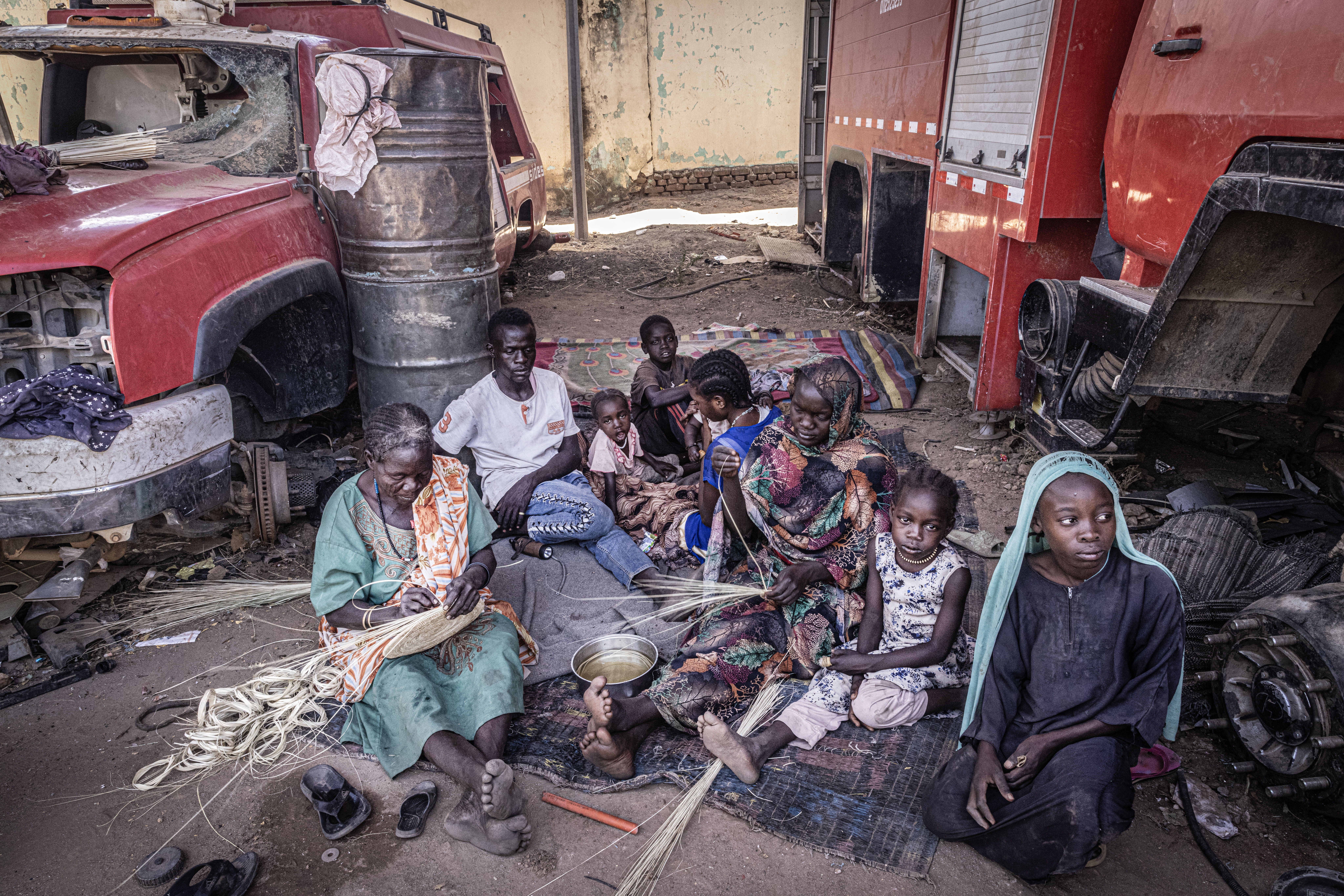 Aissa y su familia llevan meses viviendo en un contenedor de transporte en la devastada estación de bomberos de Zalingei, Darfur Central, trais huir del campamento de desplazados a causa de los combates. © Juan Carlos Tomasi/MSF