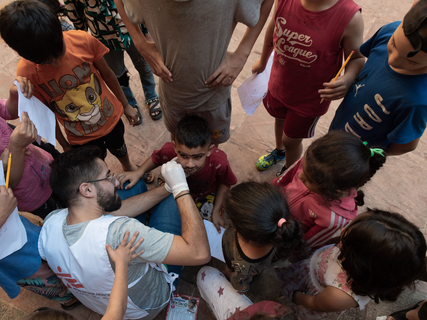 Een AZG-medewerker organiseert een schminkactiviteit voor kinderen in het Azarieh opvangcentrum in het centrum van Beiroet. Beiroet, Libanon, 11 oktober 2024. (c) Antoni Lallican/Hans Lucas