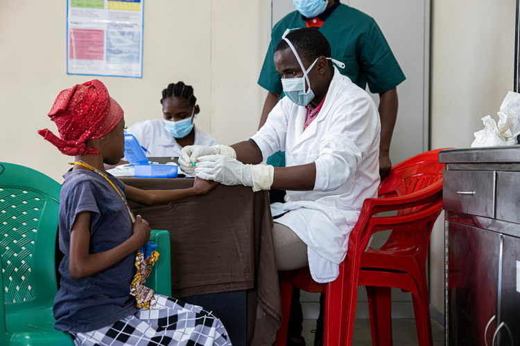 Patients receiving medical care at transitory heath centre rehabilitated by MSF in Mocímboa da Praia, in Cabo Delgado province, northern Mozambique. Photographer: Nuria Lopez Torres | Location: Mocímboa da Praia| Date: 02/06/2023 Patients receiving medical care at transitory heath centre rehabilitated by MSF in Mocímboa da Praia, in Cabo Delgado province, northern Mozambique. Photographer: Nuria Lopez Torres | Location: Mocímboa da Praia| Date: 02/06/2023