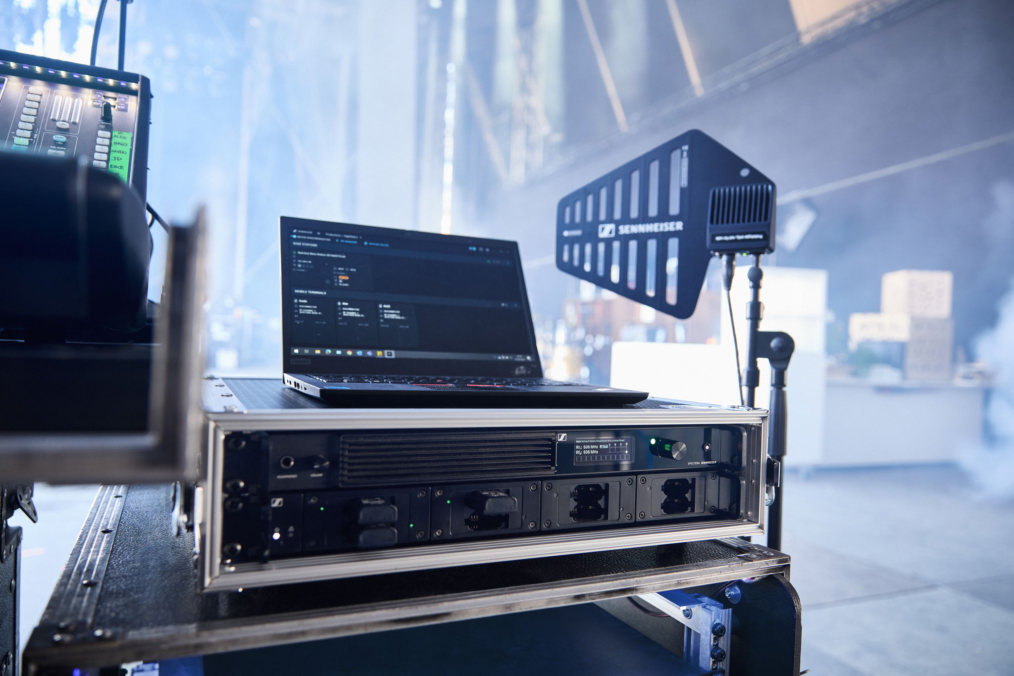 Een volledige productie met microfoons en IEM’s in een 19” 1U-rackruimte. Onder het Spectera Basisstation staat een L 6000-laadstation met laadmodules voor het BA 70 oplaadbaar batterijpakket. Spectera maakt gebruik van dezelfde batterijen als Evolution Wireless Digital Een volledige productie met microfoons en IEM’s in een 19” 1U-rackruimte. Onder het Spectera Basisstation staat een L 6000-laadstation met laadmodules voor het BA 70 oplaadbaar batterijpakket. Spectera maakt gebruik van dezelfde batterijen als Evolution Wireless Digital