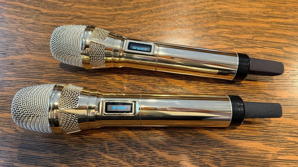 De op maat gemaakte gouden Spectera SKM-handzenders van Brandi Carlile, voorzien van de Neumann KK 205-microfooncapsule. Bronvermelding foto: Greg Simon