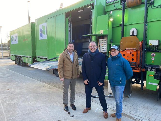 Van links naar rechts: Franchisenemer David Cleynhens, burgemeester Erik Van Roelen, Schepen van milieu Thomas Dubois