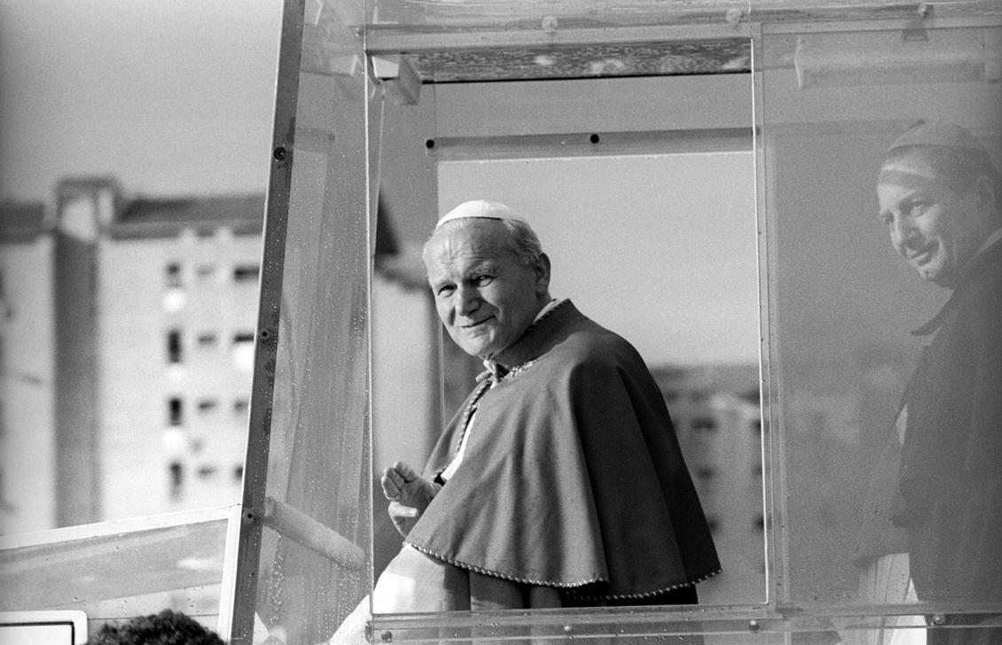 Pope John Paul II (Karol Jozef Wojtyla) and Italian cardinal Carlo Maria Martini on the popemobile greeting the crowd rushed up to attend the mass officiated in the district Gallaratese in Milan. Milan, 22nd May 1983. AKG2415879 © akg-images / Mondadori Portfolio / Nino Leto Pope John Paul II (Karol Jozef Wojtyla) and Italian cardinal Carlo Maria Martini on the popemobile greeting the crowd rushed up to attend the mass officiated in the district Gallaratese in Milan. Milan, 22nd May 1983. AKG2415879 © akg-images / Mondadori Portfolio / Nino Leto