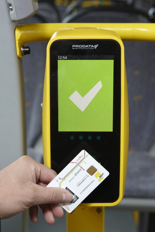 Als de MOBIB-kaart goed is gelezen, verschijnt een wit V-teken op een groene achtergrond.