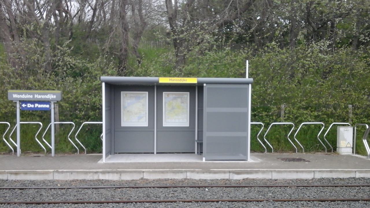 Vandalismebestendig schuilhuisje met geperforeerde stalen wanden in De Haan. (Foto: De Lijn)