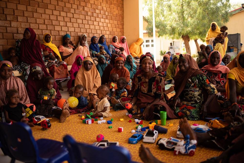 In Katsina, Nigeria, MSF health promoters run a session about the risks of malnutrition. Malnutrition can cause cognitive delay in children, so play is particularly important for stimulating activity and learning.