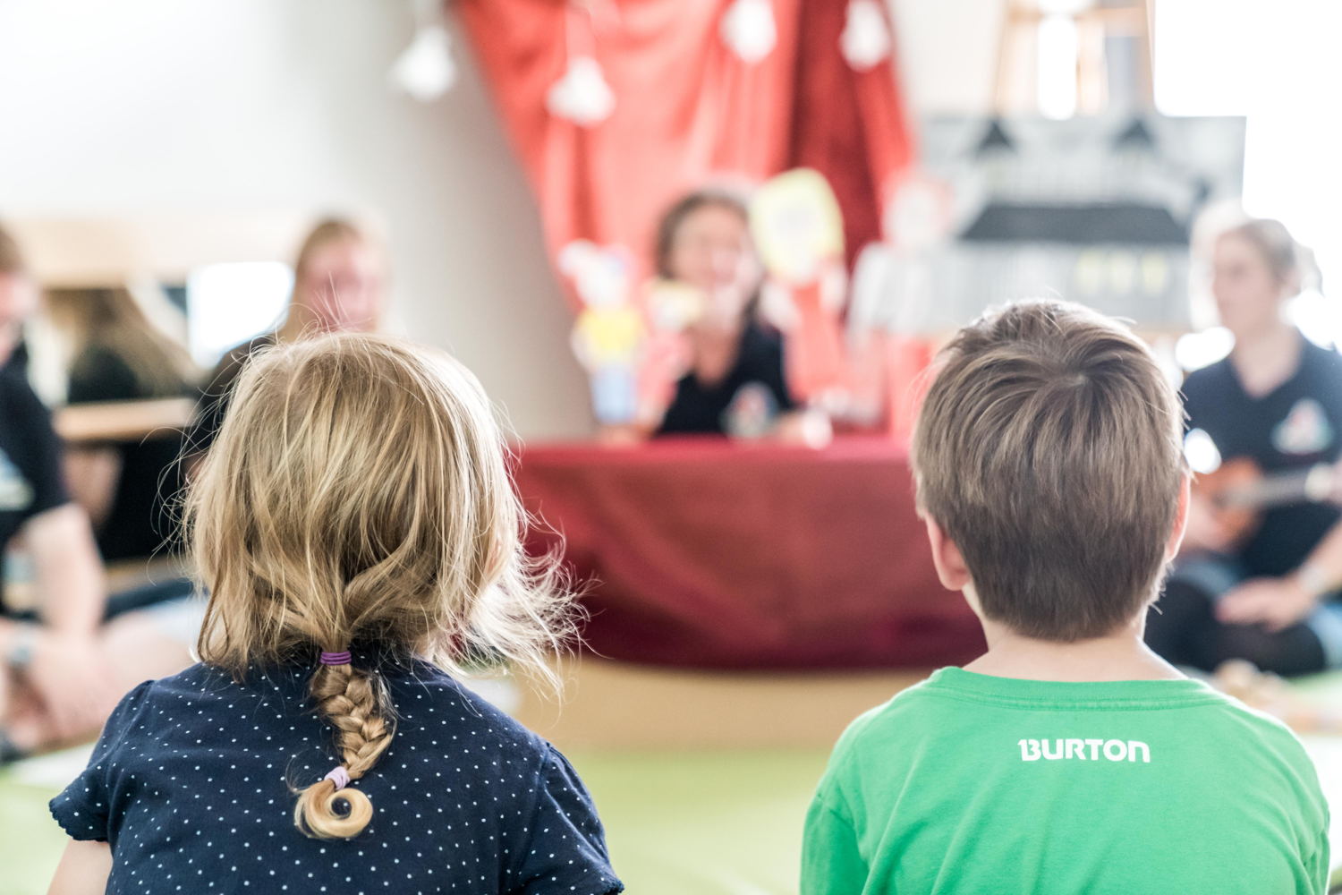 Bei der Klanggeschichte hören die Kinder aufmerksam zu 