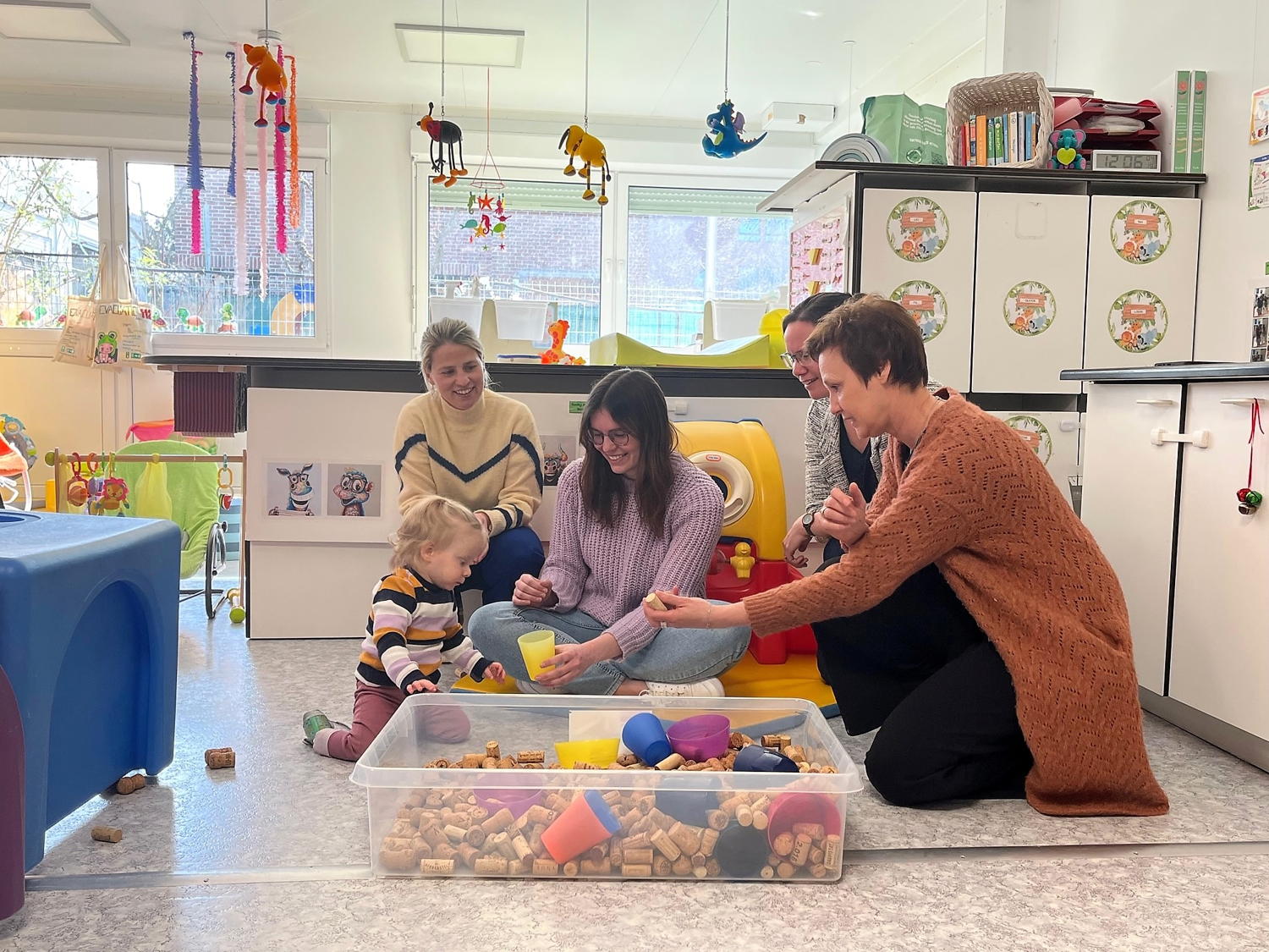 Nienke met vlnr inclusiecoach Eline Degraeuwe, kinderbegeleidster Kaat, mama Belinda Konijn en Kathleen Kempenaers, verantwoordelijke het van kinderdagverblijf