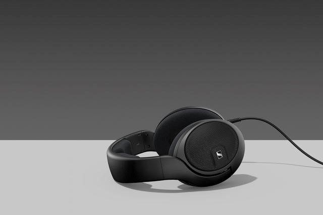 Der neue HD 560S Kopfhörer bietet natürlichen, detailgetreuen Sound, der linear bis in die tiefsten Bässe wiedergegeben wird. Der neue HD 560S Kopfhörer bietet natürlichen, detailgetreuen Sound, der linear bis in die tiefsten Bässe wiedergegeben wird.