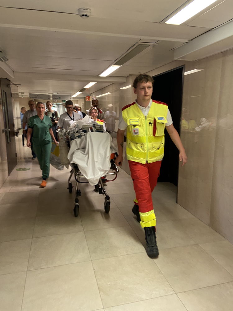 Een testpatiënt wordt overgebracht naar de ambulance voor de verhuis naar ZNA Cadix. (Foto: ZNA)