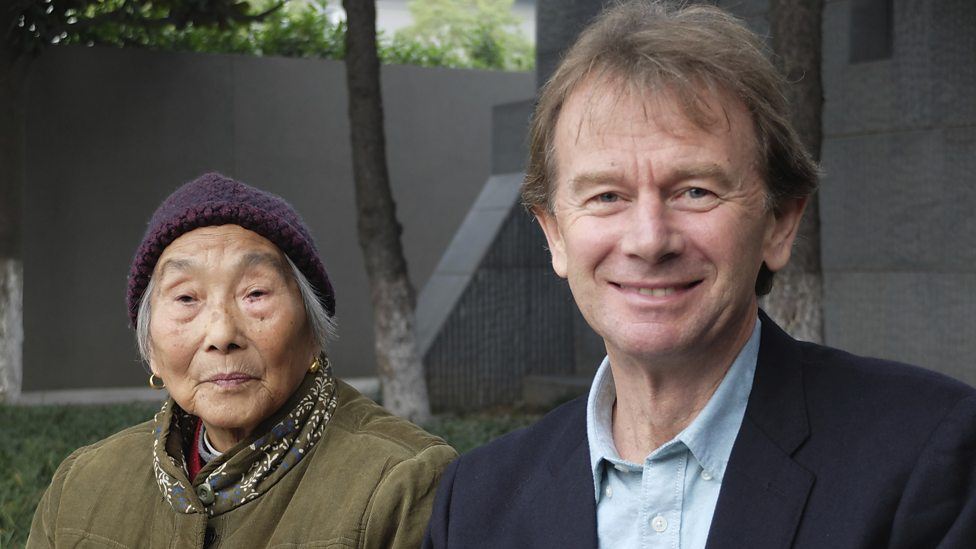 Michael Wood en mevrouw Chen in Nanjing- (c) BBC Worldwide