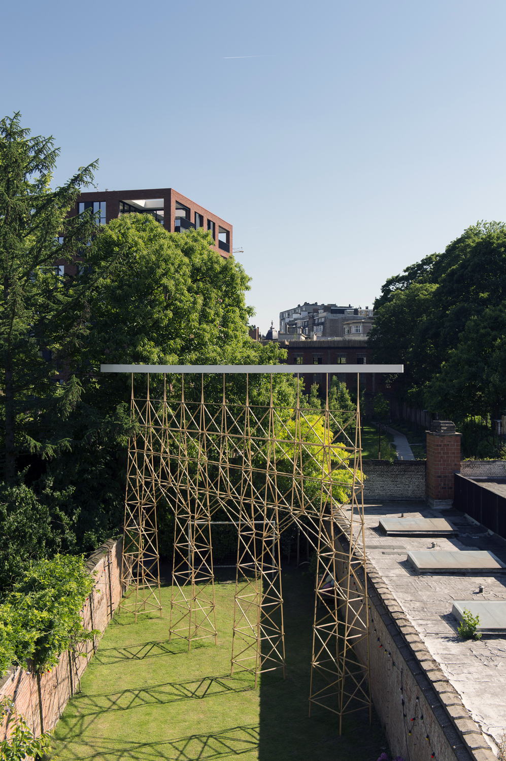 Frederic Geurts: Horizon (site specific installation), hout, multiplex, acryl, 1500 x 90 x 800 cm (bxdxh), 2017