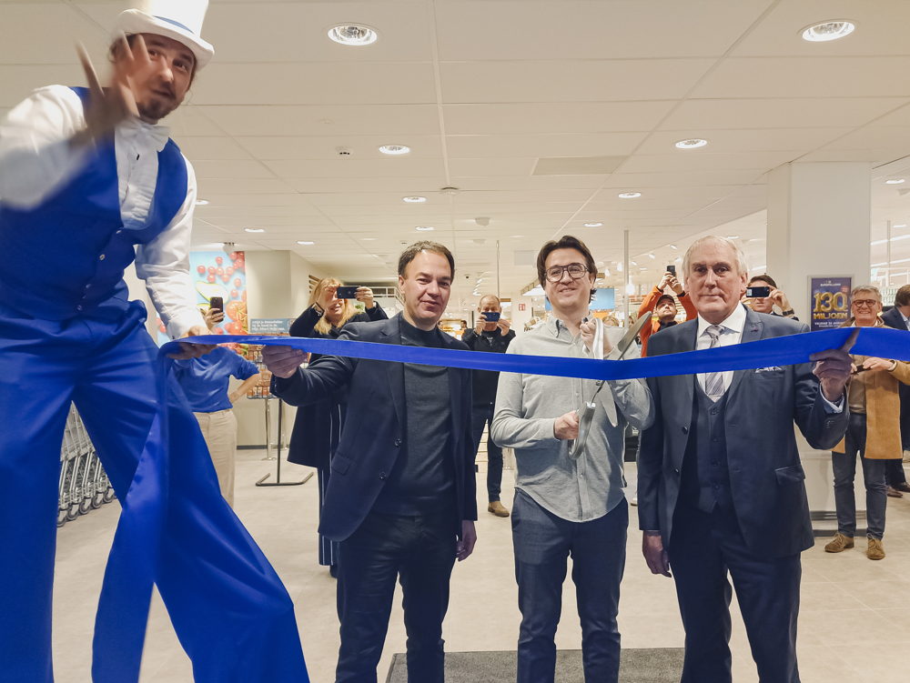 Raf Van den Heuvel, general manager van Albert Heijn, franchisenemer Pieter-Jan Vaes, districtsburgemeester Luc Bungeneers 