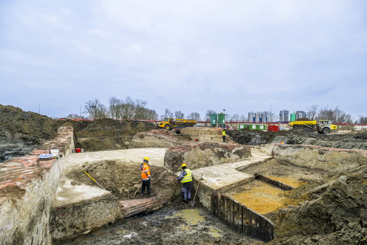 Archeologen leggen de resten bloot van de 19de-eeuwse sluis. ©FrederikBeyens