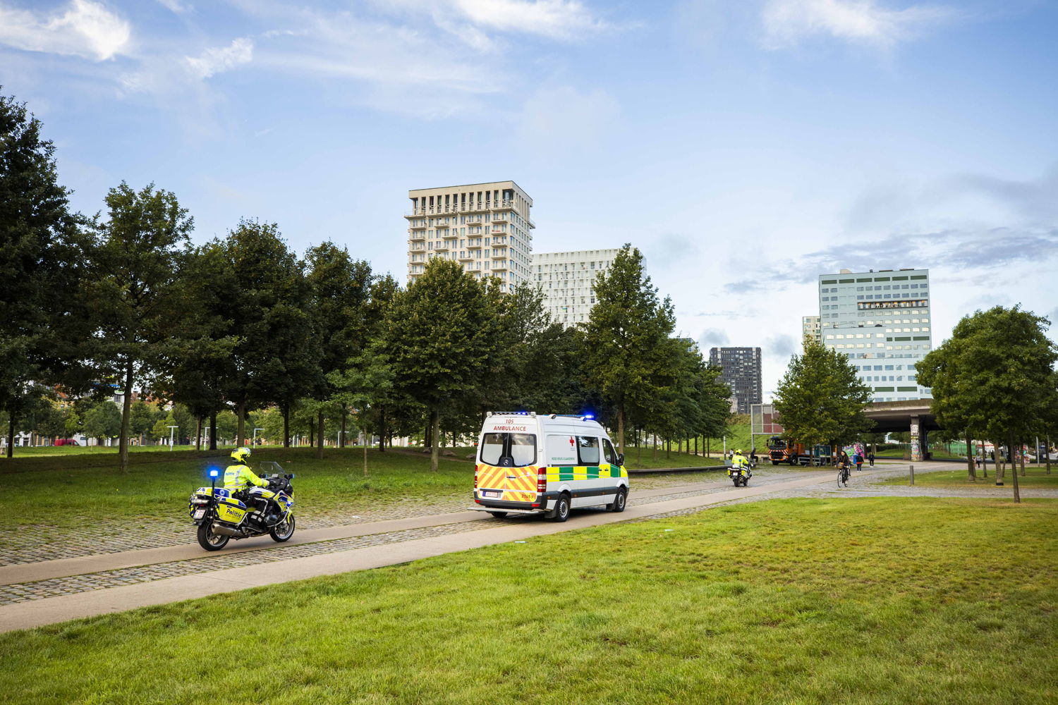 De Antwerpse politie escorteert in Park Spoor Noord een ambulance met een patiënt die verhuist van ZNA Stuivenberg naar ZNA Cadix. (Foto: ZNA / Dirk Kestens)