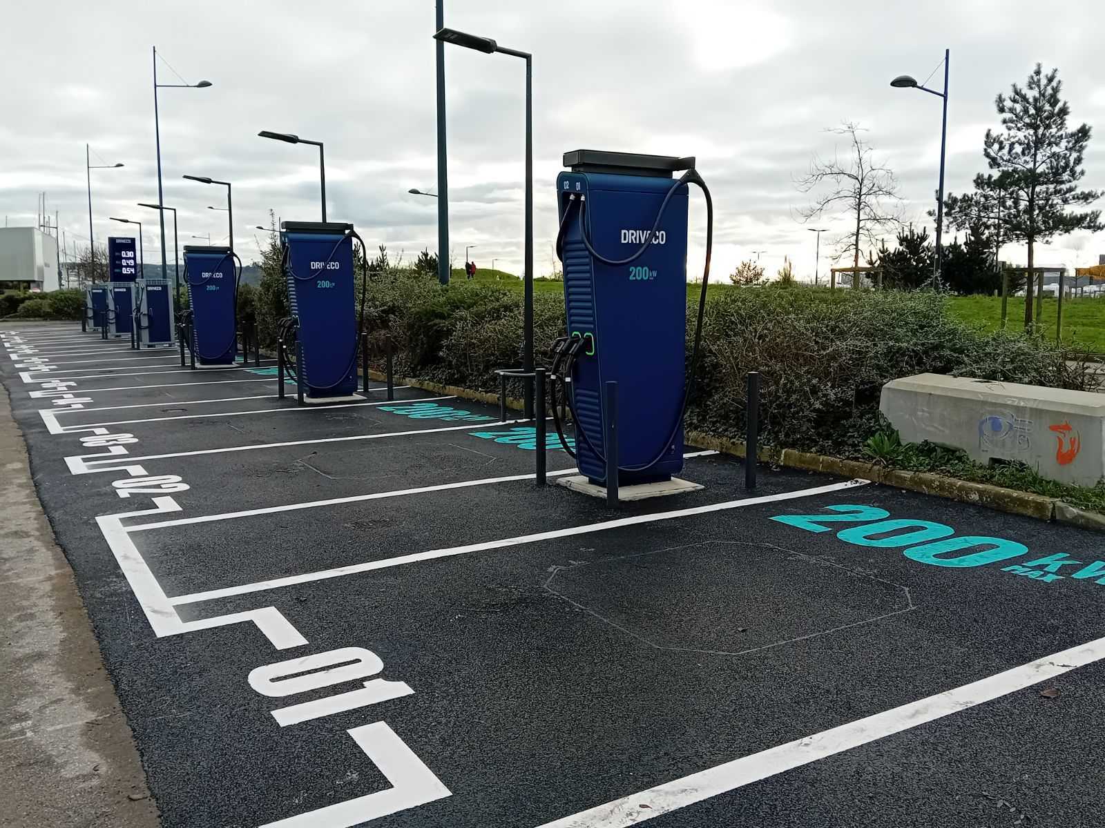 Les voyages électriques en hausse : plus de bornes de recharge, moins de stress en voyage 