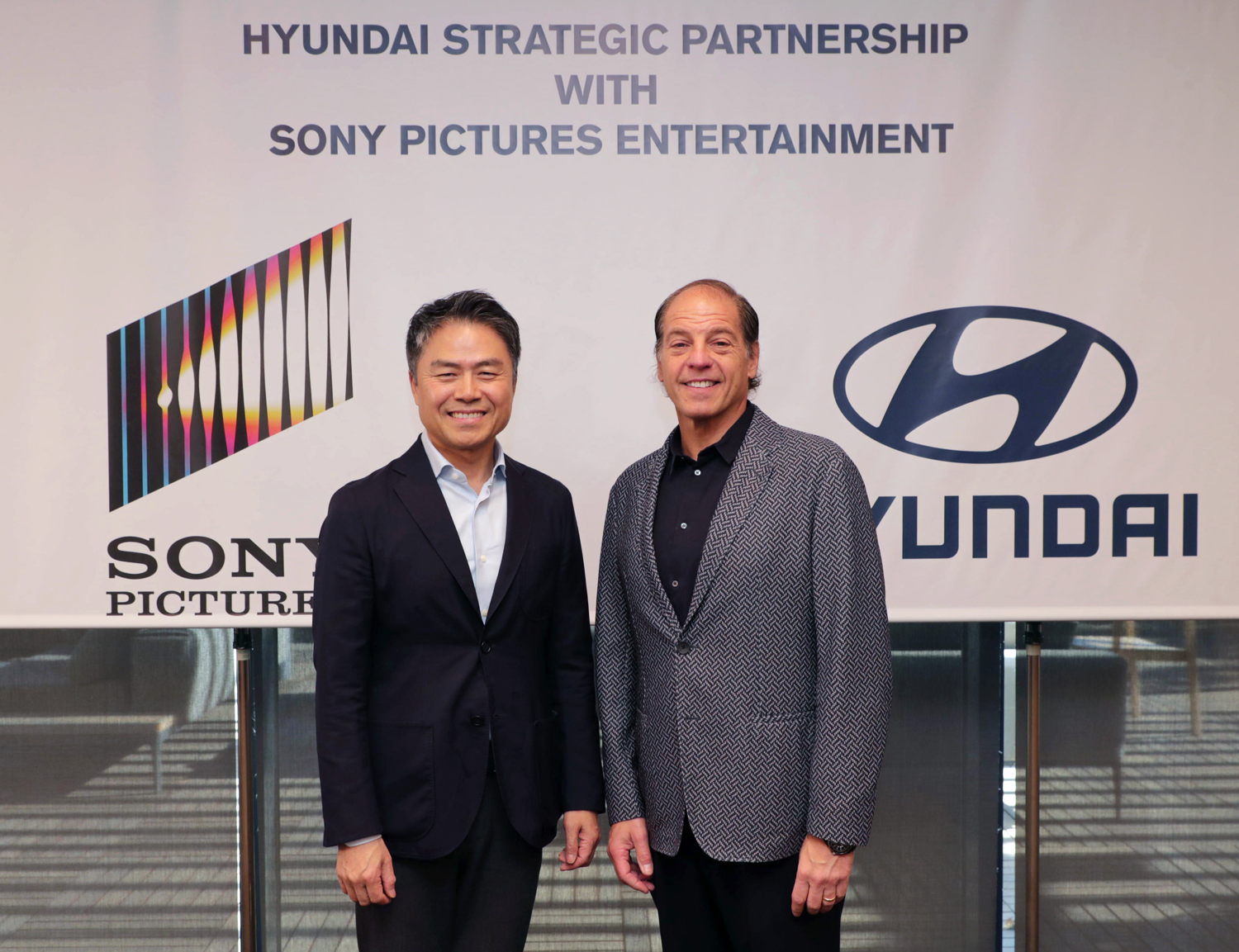 Wonhong Cho (links), Executive Vice President und Chief Marketing Officer der Hyundai Motor Company, sowie Jeffrey Godsick, Executive Vice President des Bereichs Global Partnerships and Brand Management sowie Head of Location Based Entertainment von Sony Pictures