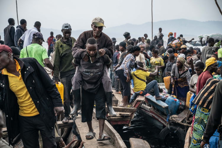 People arriving at the Kituku Port in Goma. They are fleeing the ongoing fightings in North and South Kivu. Copyright: Moses Sawasawa