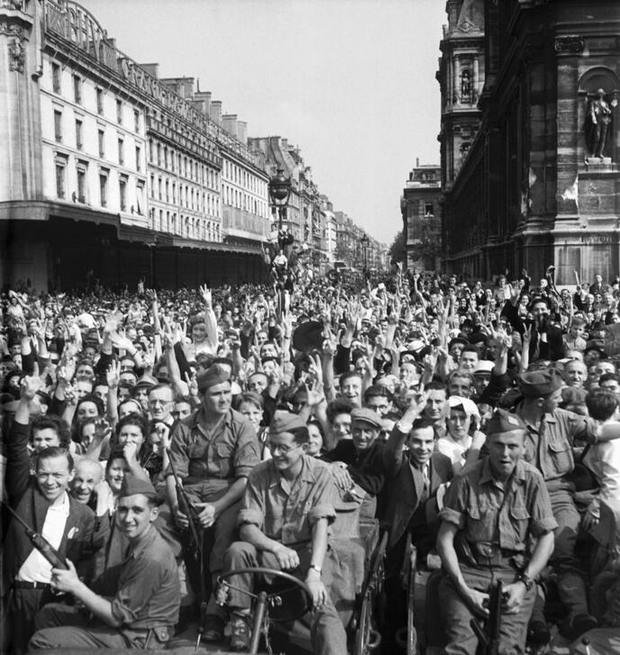 AKG10780379 La foule en liesse rue de Rivoli à la hauteur du Grand Bazar de l'Hôtel de Ville et l'Hôtel de Ville. Photo, 26 août 1944 © René Zuber / akg-images