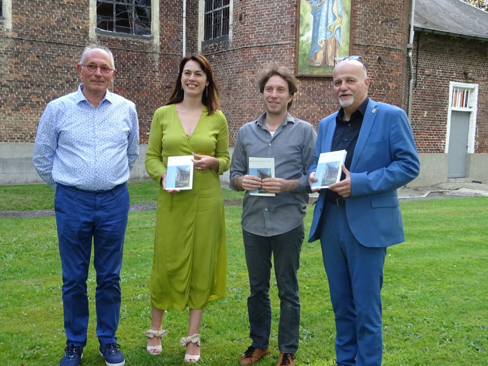 Van links naar rechts: Jean-Pierre Moens, voorzitter vzw Parochiale Werken Ertvelde; An Vervliet, gedeputeerde;                                                                       Bram De Saedeleir, voorzitter Stoepekomitee en auteur van de sprokkel; Kurt Moens, gedeputeerde