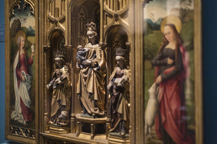 Van Fouquet tot Bruegel_3_Anoniem, Retabel met Maria met kind, Catharina, Barbara, Maria Magdalena, en Agnes, 1500, Museum Mayer van den Bergh, foto Ans Brys