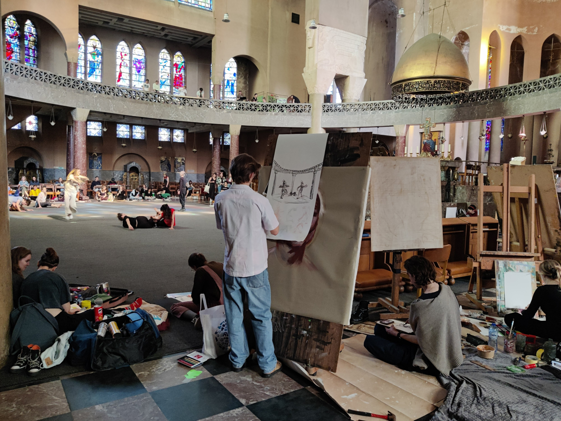 Sint Lucas Antwerpen (KdG) organiseert tekenmarathon met springkasteel en circusartiesten in kerk