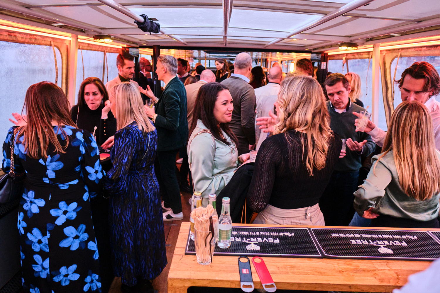 Cocktails op de hop-on-hop-offboot tijdens de Mastercard Hotelnacht