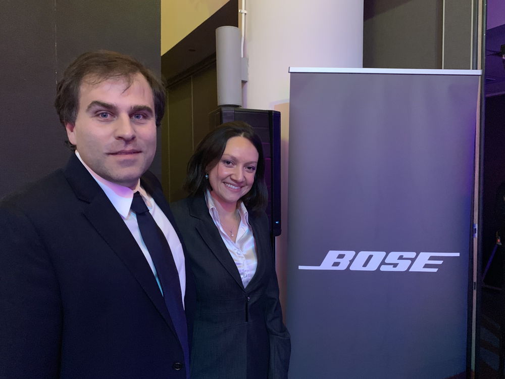 Juan Pablo Jiménez, gerente general de MMT y Diana Quintero, gerente de Ventas de Bose Profesional 