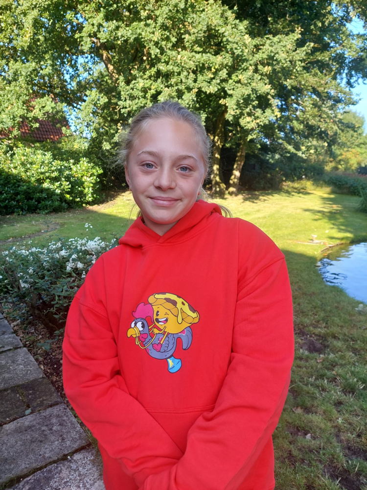 De bekende Streetwear-designer Simon Eeraerts (Avo&Cado) ontwierp een unieke sweater, T-shirt en topje.