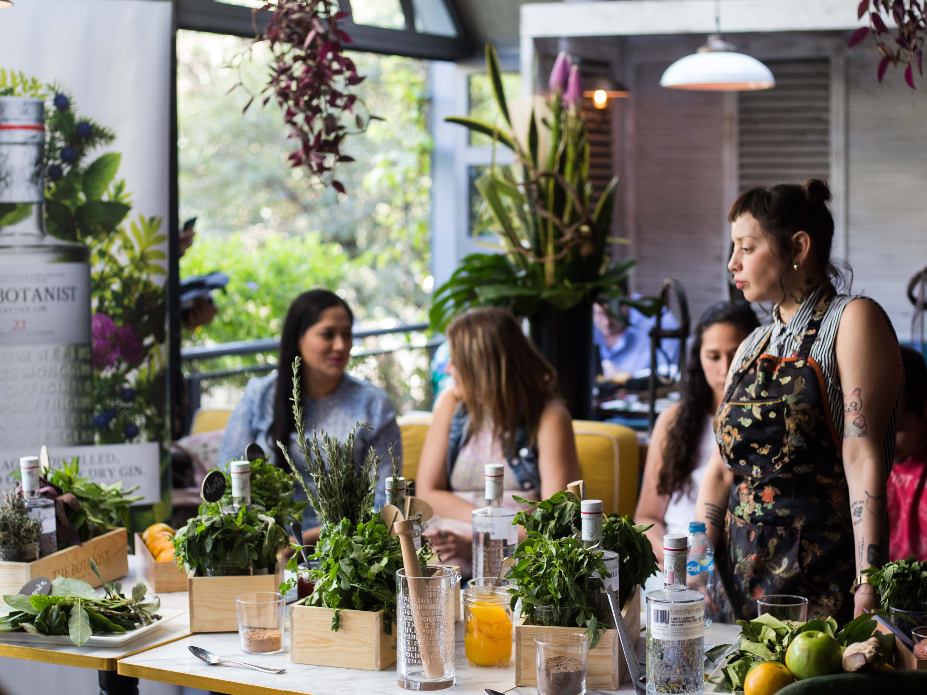 Rémy Cointreau, con sus marcas Rémy Martin, The Botanist y Cointreau, apoya al talento emergente con concursos de mixología