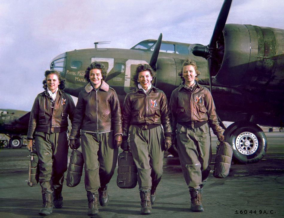 AKG8727510 Team of female US Air Force pilots learning to fly a B-17 “Flying Fortress” bomber at Lockbourne Army Base, Ohio