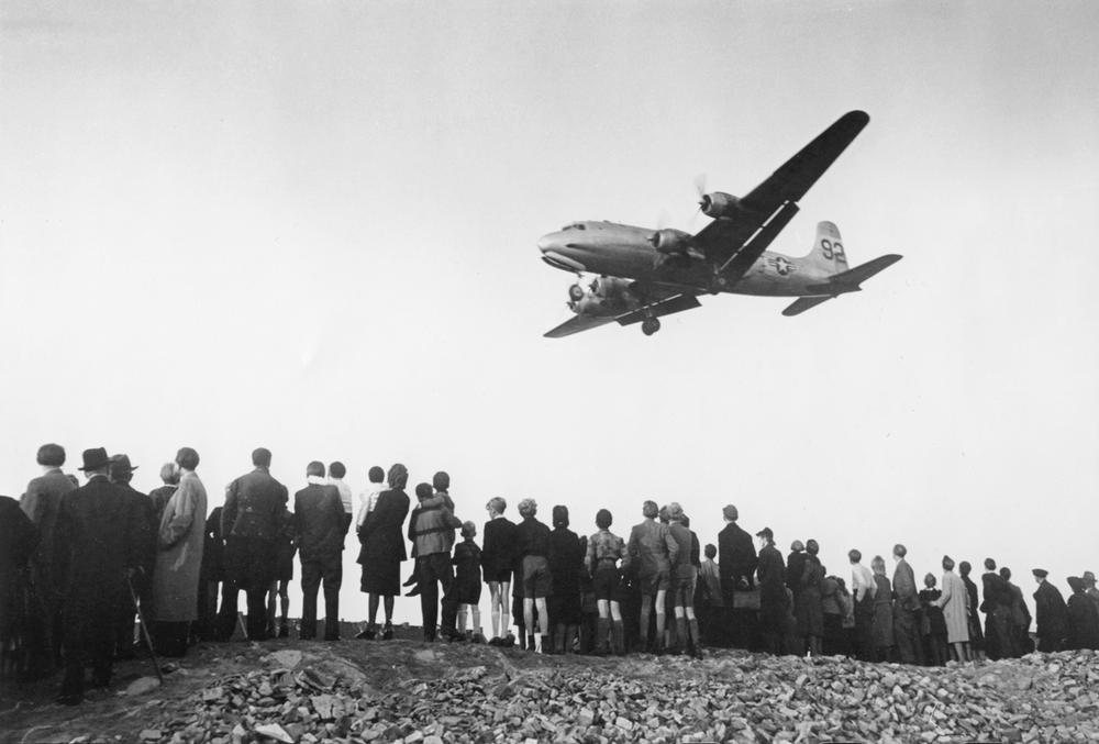 An American plane coming in to land at Tempelhof airport. Berlin Airlift, August 1948 AKG182818 © akg-images / Tony Vaccaro An American plane coming in to land at Tempelhof airport. Berlin Airlift, August 1948 AKG182818 © akg-images / Tony Vaccaro