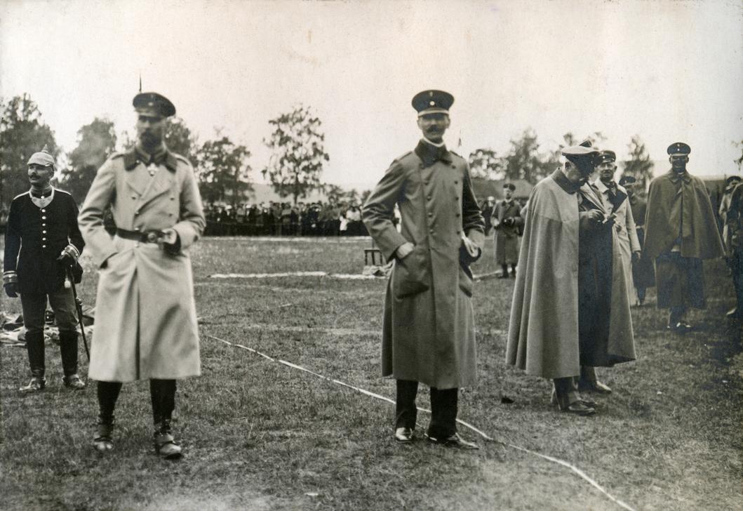 AKG2004367 Turf Sports Festival of the Imperial Vilna Governorate on the Vilna Antokol Racetrack: Prince Oskar observes the competition; on the right General Hermann von Eichhorn lighting a cigar. ©akg-images