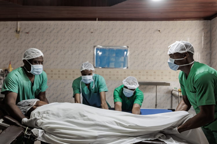 MSF doctors lift a patient under anesthesia onto a gurney for transportation after completing life-saving emergency surgery. At Salama Hospital, skilled MSF specialists perform surgical interventions to treat patients injured by accidents and violence in Bunia and the surrounding region. Copyright: MSF MSF doctors lift a patient under anesthesia onto a gurney for transportation after completing life-saving emergency surgery. At Salama Hospital, skilled MSF specialists perform surgical interventions to treat patients injured by accidents and violence in Bunia and the surrounding region. Copyright: MSF