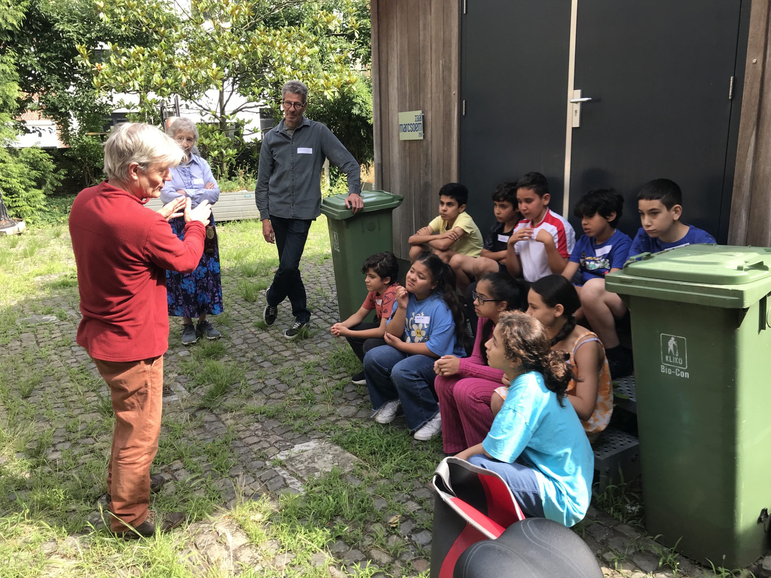 Hugo Goedemé geeft de acteurs-leerlingen instructies voor de volgende te filmen scène.