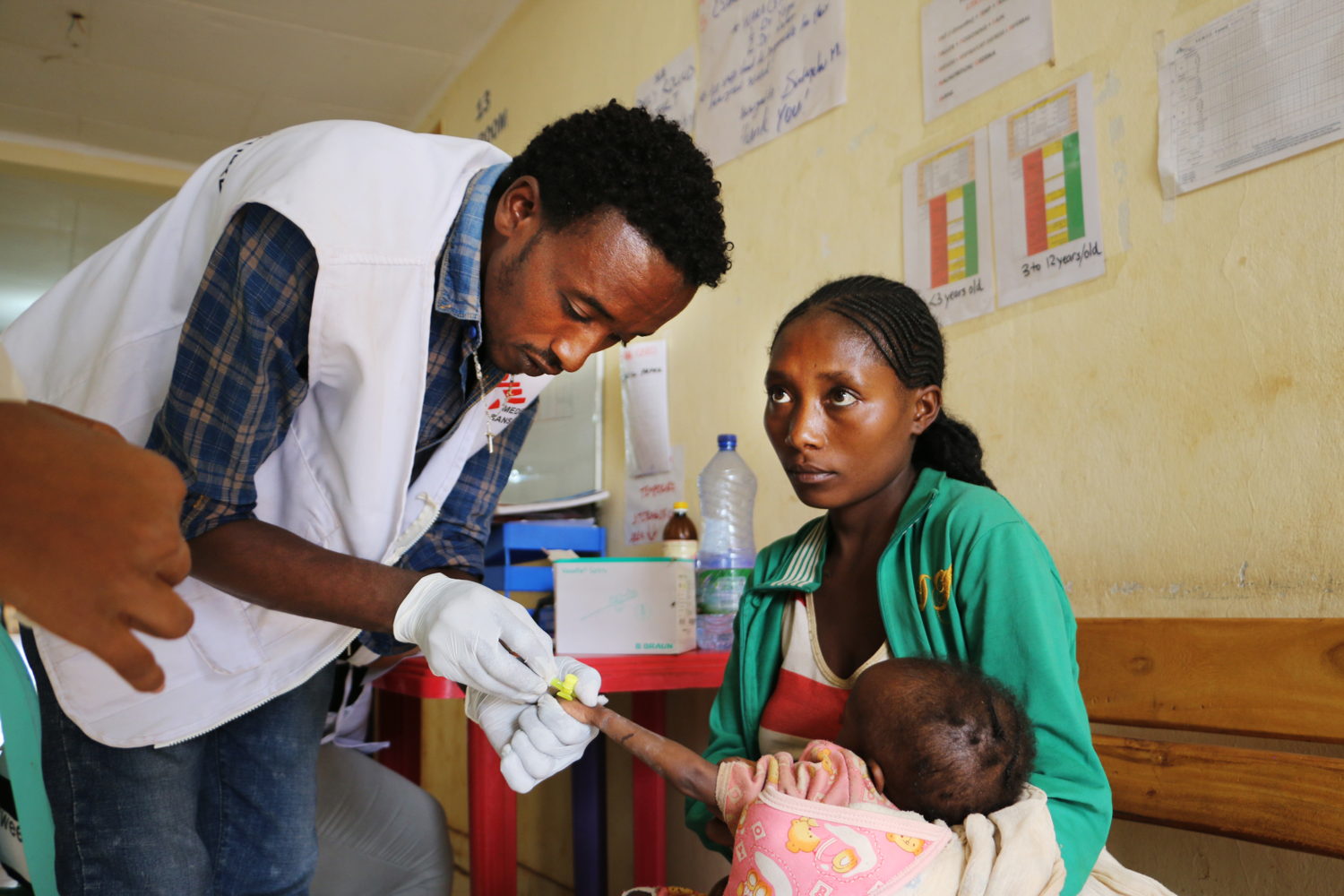 An MSF health worker prepares to attach an IV line to a malnourished child at the stabilisation centre in Gedeb hospital, in Gedeo, south Ethiopia. Copyright: Markus Boening/MSF