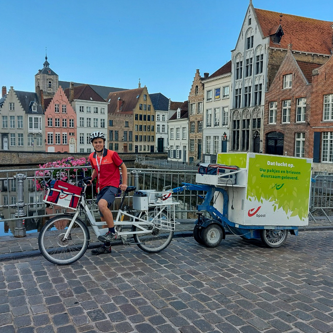 Carbon-neutral newspaper, parcel and letter delivery in Bruges city centre