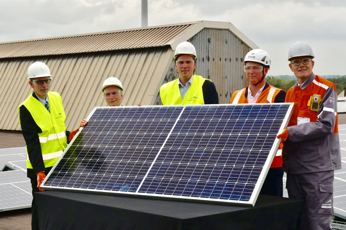 Eneco et ArcelorMittal installent la plus grande surface de panneaux solaires sur un toit en Belgique