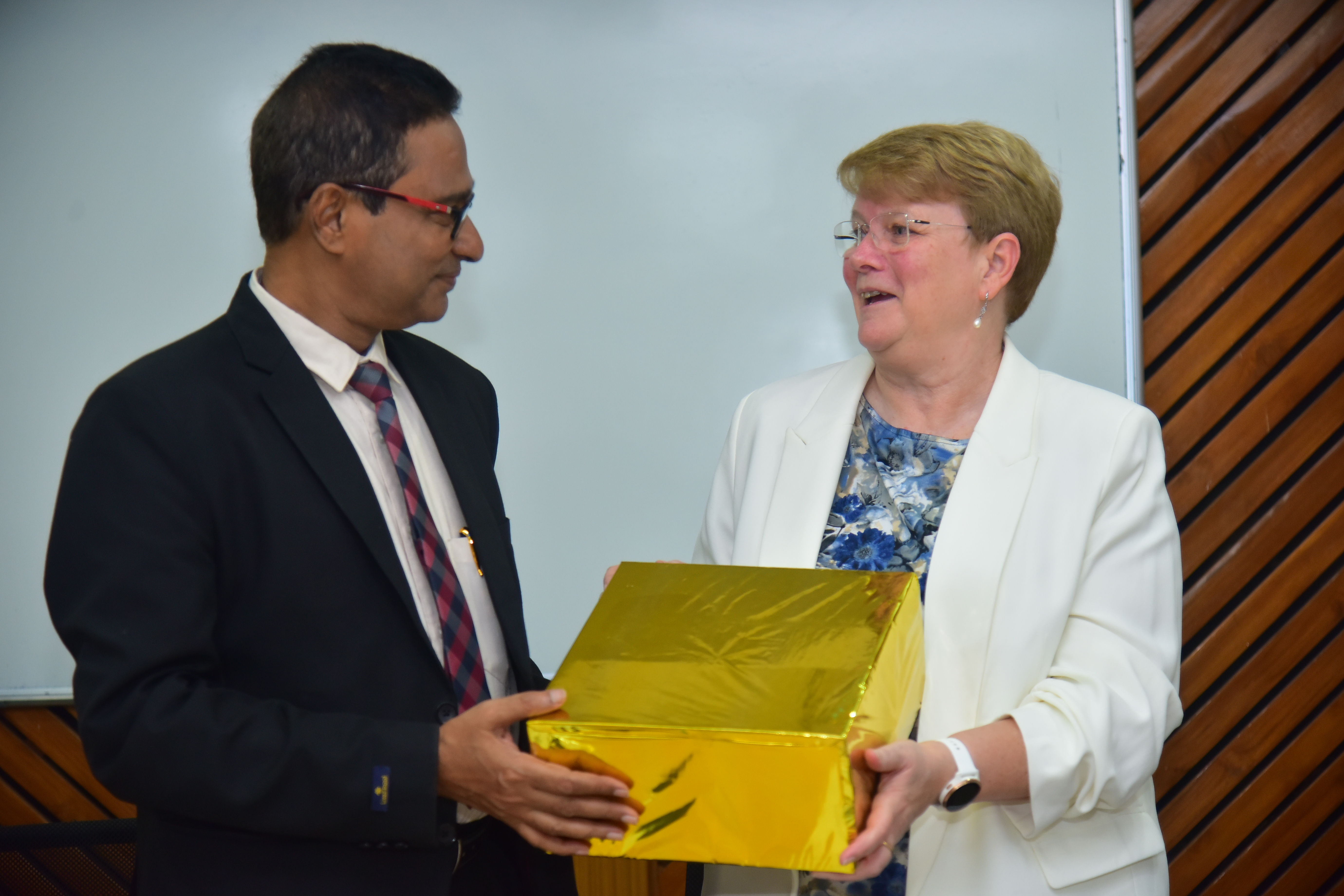 Dr Ch Srinivasa Rao presents a memento to Dr Jacqueline Hughes.