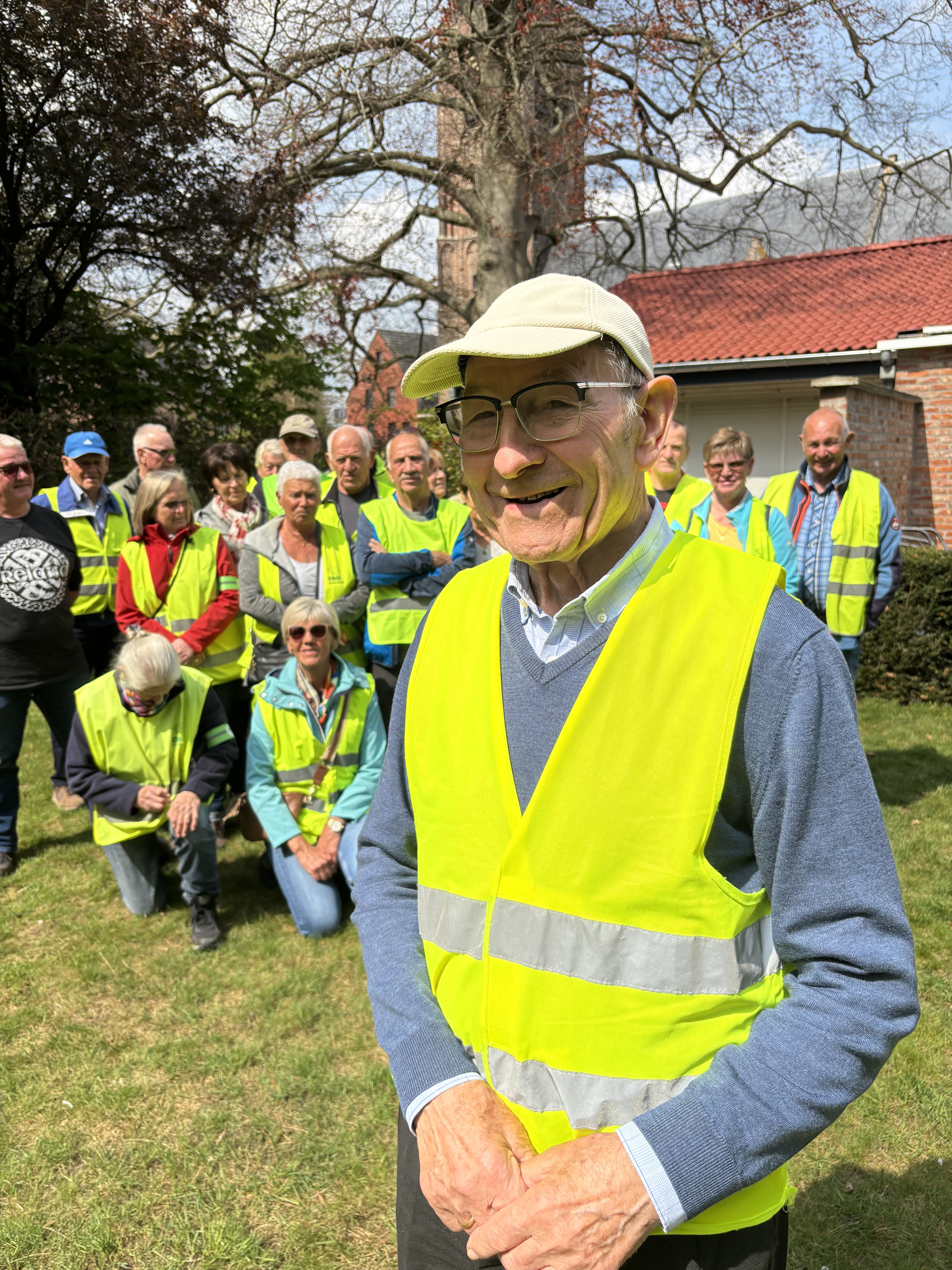 Rinus Vervoort met de wandelgroep. Rinus Vervoort met de wandelgroep.