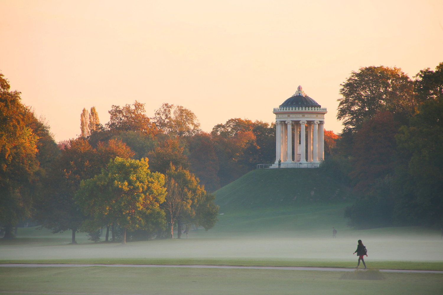 Monopteros hill © München Tourismus, Tommy Loesch
