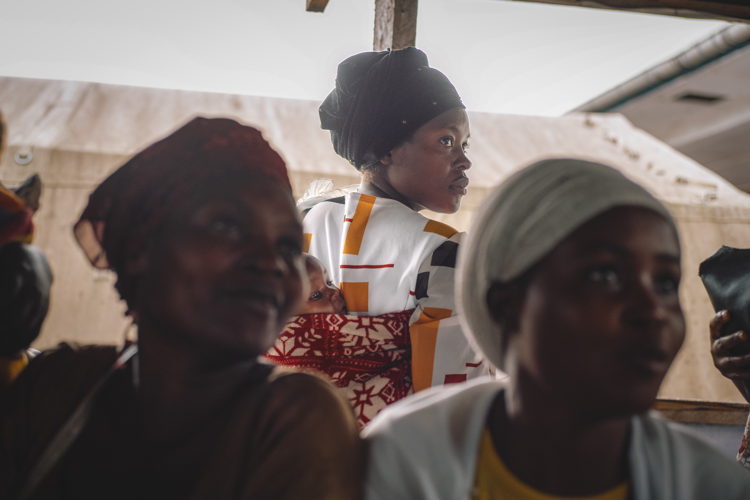 Copyright: Philémon Barbier Countries: Democratic Republic of Congo Date taken / Date Recorded: 02 January, 2024 Caption / Description: Francine, 24, from Kiwanja in Rutshuru territory, waits with her 3-month-old son Amini Naël and other mothers for a consultation at the Médecins Sans Frontières (MSF)-supported health centre in Kanyaruchinya, north of Goma, North Kivu, Democratic Republic of Congo, on 2 January 2024.