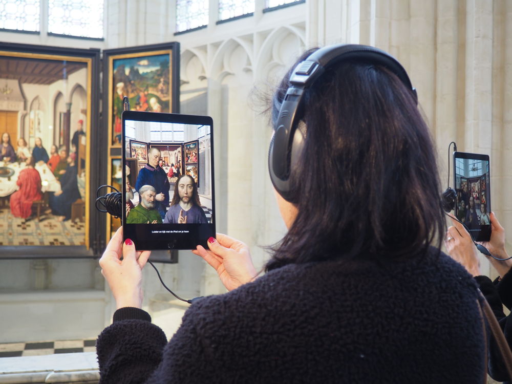 Bezoekers komen alles te weten over de kerk en haar kunstschatten via een augmented reality-beleving op iPad. Foto: Andy Merregart
