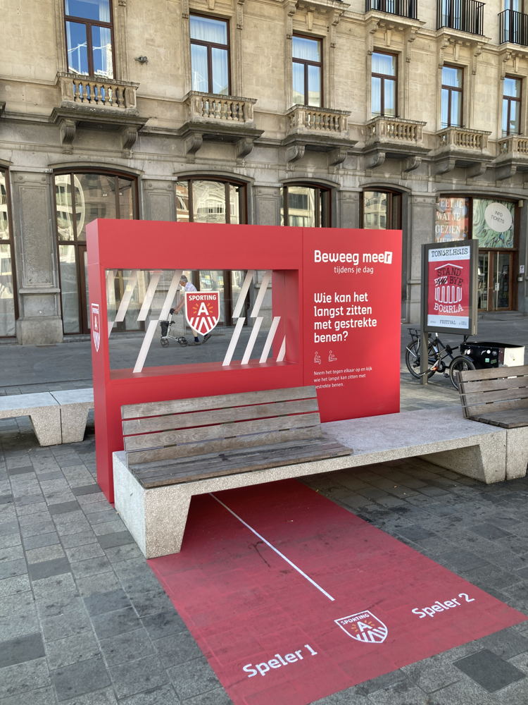 Beweeginstallatie op Operaplein - staand beeld