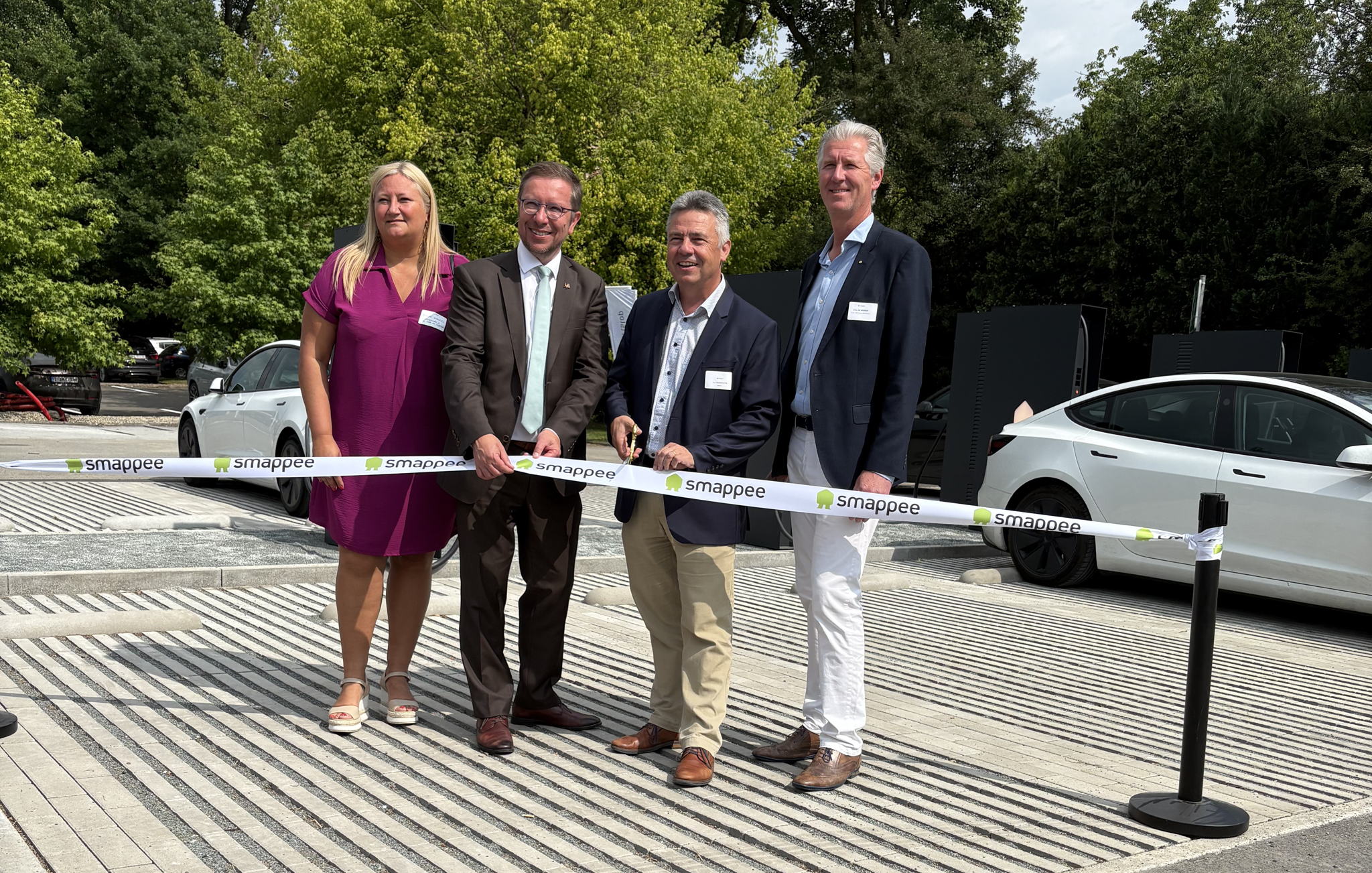 v.l.n.r. Fabienne Winckel - burgemeester Soignies, François Desquesnes - Waals vice-minister-president, Kurt Vandeputte - CEO Smappee, Didier De Weerdt - CEO We Care Hotels