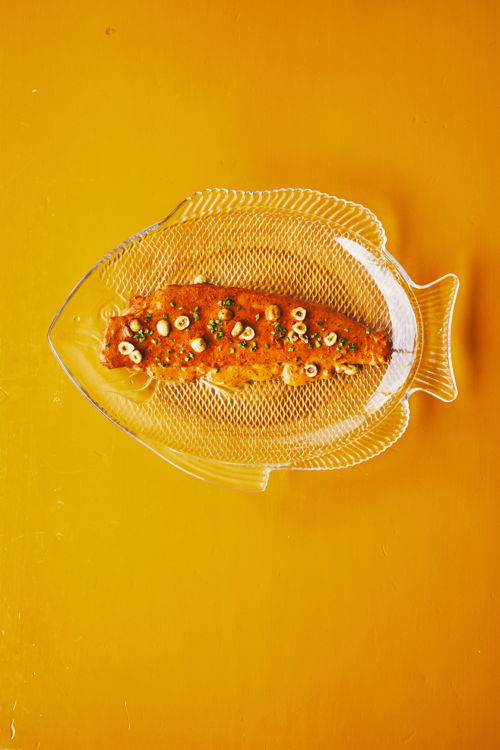 Le must du Donna’s : une sole entière cuite au four
dans une sauce au beurre rougie au harissa et aux
piments avec noisettes. (Maude Chauvin/Air Canada enRoute magazine)