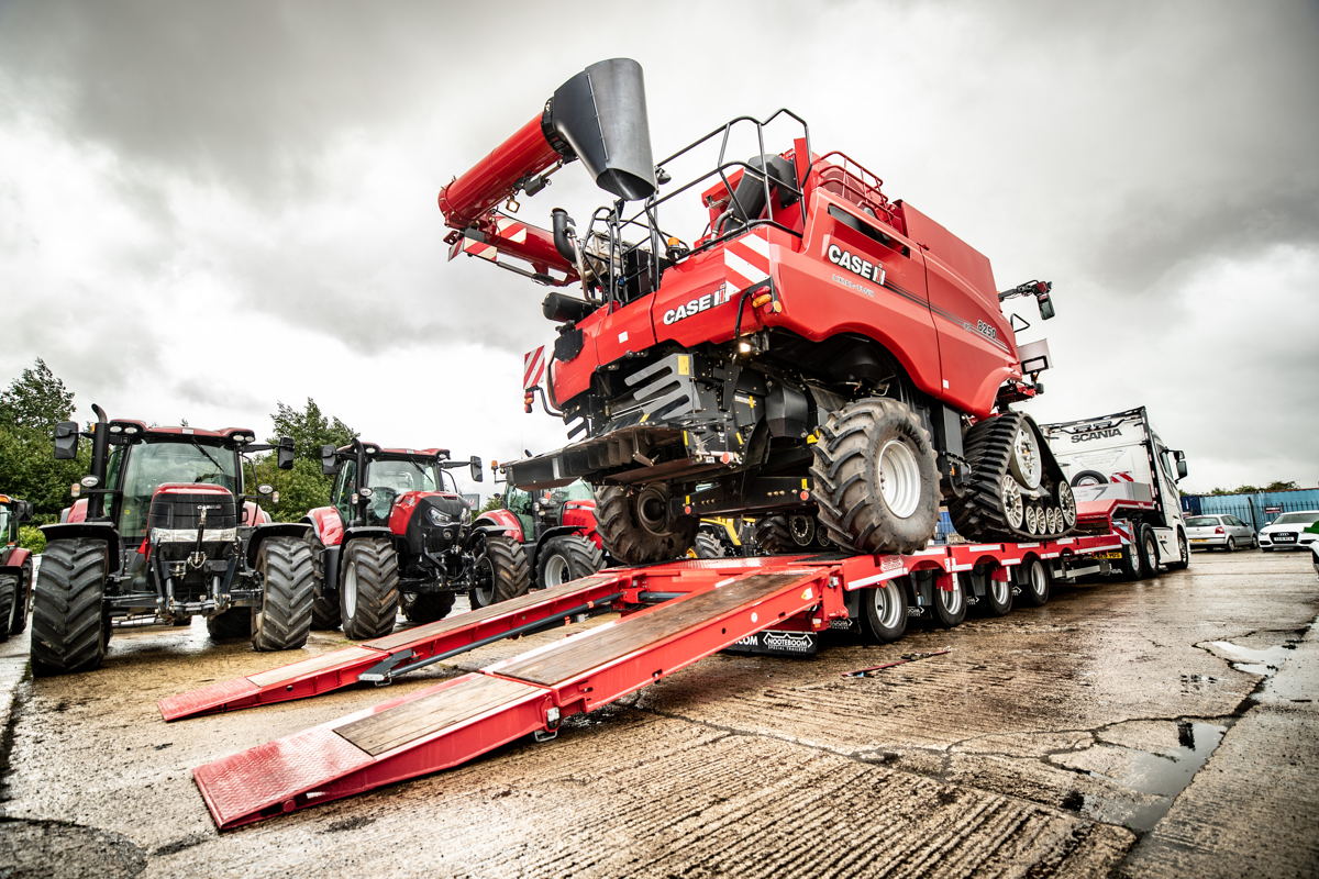 La semi-remorque surbaissée a été spécifiquement développée pour le transport de machines dont le poids peut atteindre 47 tonnes.