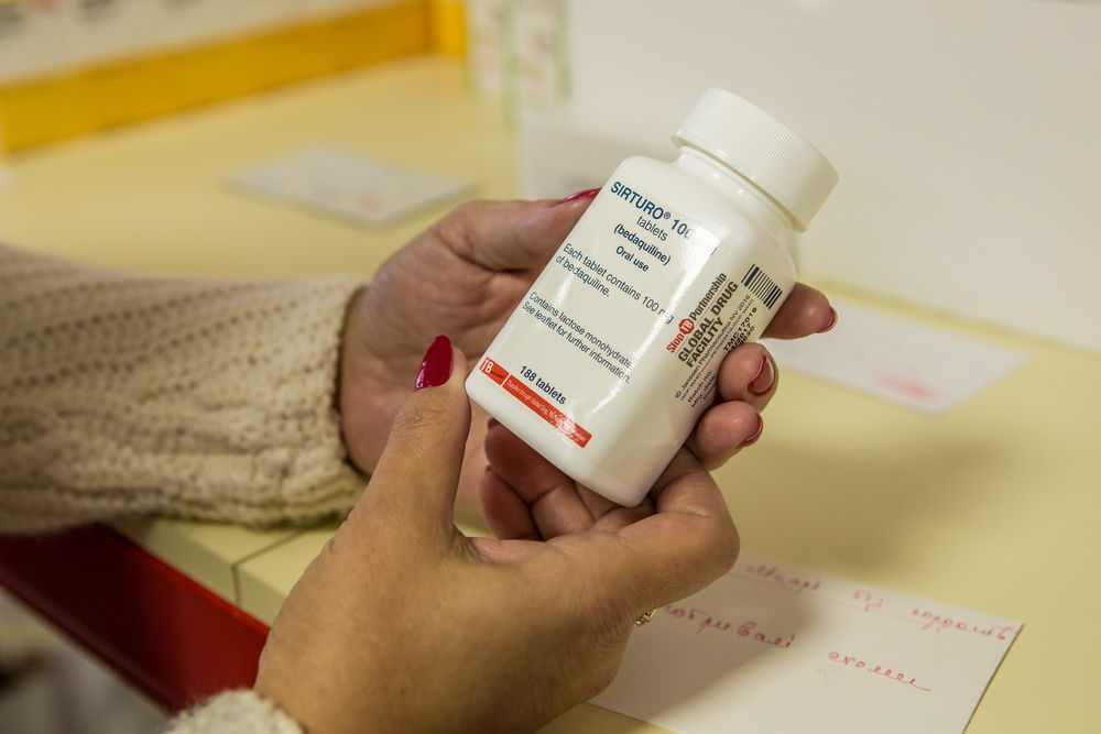 La OMS recomienda el fármaco oral bedaquilina como un medicamento esencial para la TB-DR, reemplazando a otros más viejos y tóxicos que deben inyectarse y pueden causar graves efectos secundarios 